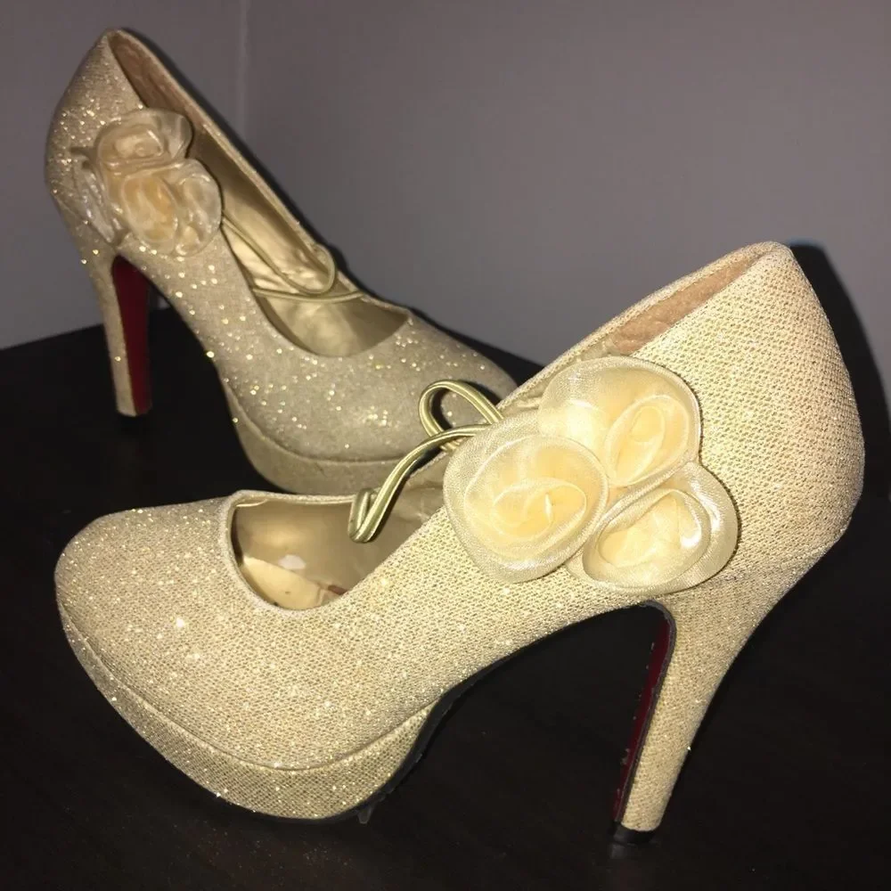 Beautiful sparkly gold heels with flower detail - Picture 4 of 8